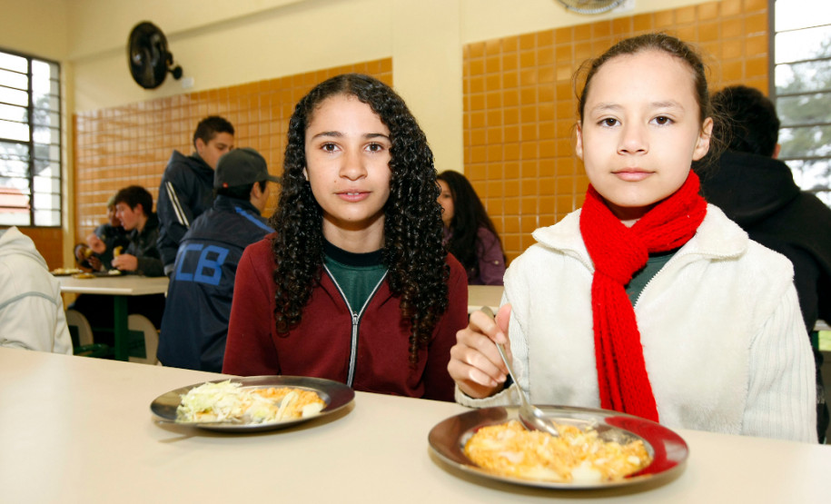 Colégio Estadual Tarsilio Amaral, alunas Ana Caroline da Silva e Isabelle Reis. 14-08-13.