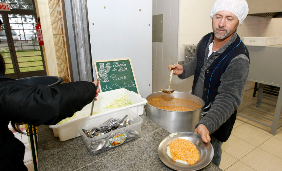 Colégio Estadual Tarsilio Amaral, Merendeiro Leonildo Fernandes. 14-08-13.