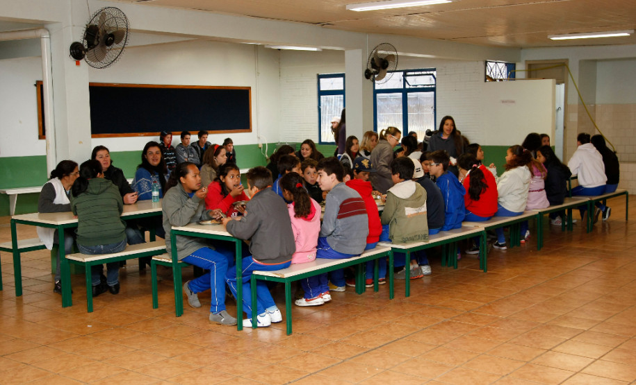 As obras de reforma e pintura do Colégio Estadual José Armim Matte, em Chopinzinho, estão melhorando o visual da escola e também melhoram a autoestima das pessoas. São R$ 113 mil que beneficiam diretamente os mais de 1,3 mil alunos e cerca de 100 profissionais da educação. A comunidade escolar também está satisfeita com os resultados do investimento.