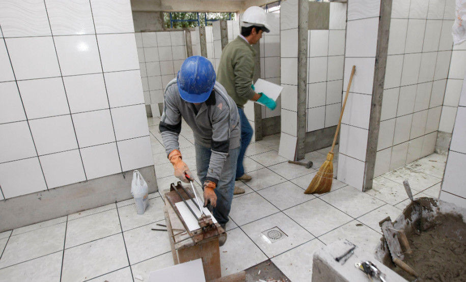 Os banheiros masculino e feminino não tinham passado por reformas desde a sua construção em 1976. Durante todo esse tempo a escola pagou por reformas no encanamento que estavam se tornaram constantes.