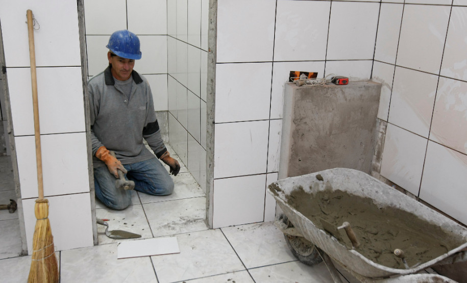 Os banheiros masculino e feminino não tinham passado por reformas desde a sua construção em 1976. Durante todo esse tempo a escola pagou por reformas no encanamento que estavam se tornaram constantes.