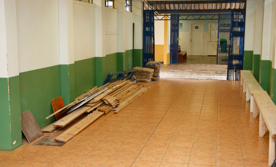 Os banheiros masculino e feminino não tinham passado por reformas desde a sua construção em 1976. Durante todo esse tempo a escola pagou por reformas no encanamento que estavam se tornaram constantes.