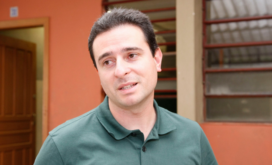 No Paraná alunos terão aulas com novas mesas e carteiras Colégio Estadual Leôncio Correia recebe equipamentos novos, cadeiras, mesas e estantes, na foto, o diretor auxiliar Marlus Borges. 23-08-13.