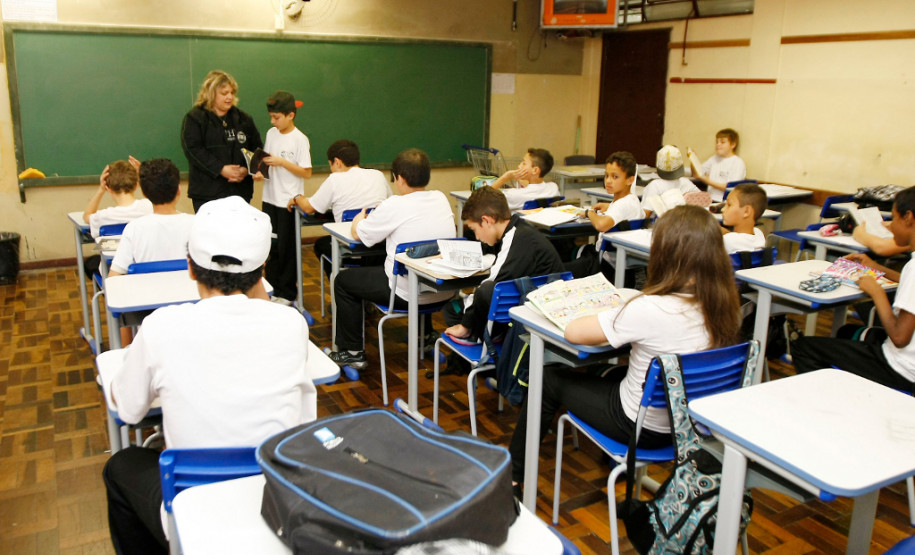 No Paraná alunos terão aulas com novas mesas e carteiras Colégio Estadual Leôncio Correia recebe equipamentos novos, cadeiras, mesas e estantes. 23-08-13.