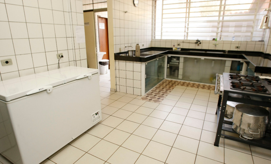 No Paraná alunos terão aulas com novas mesas e carteiras Colégio Estadual Luiz Sebastião Baldo recebe equipamentos novos, cadeiras, mesas e estantes. 23-08-13.