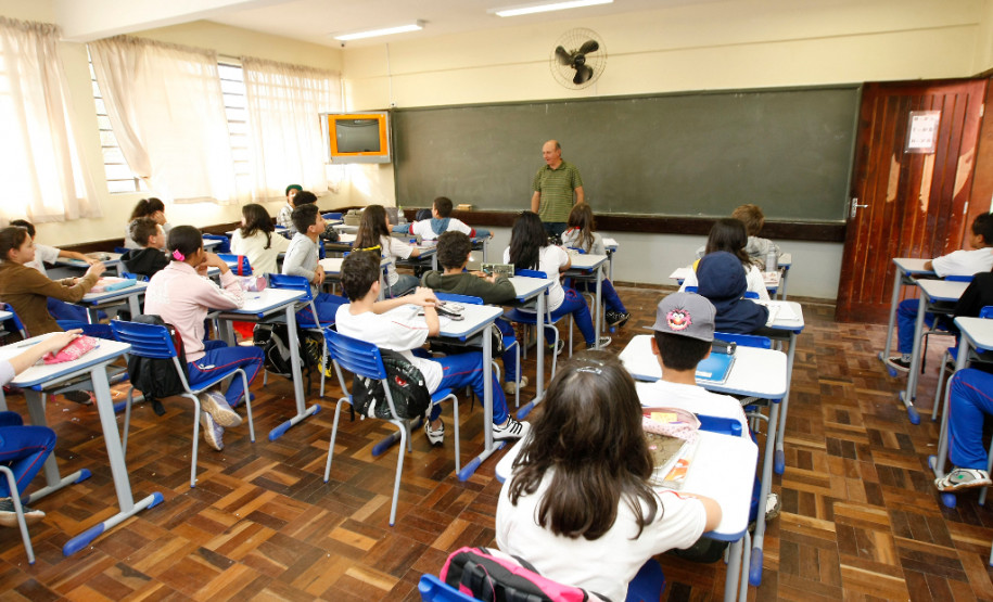No Paraná alunos terão aulas com novas mesas e carteiras Colégio Estadual Luiz Sebastião Baldo recebe equipamentos novos, cadeiras, mesas e estantes. 23-08-13.