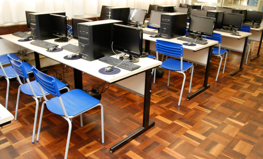 No Paraná alunos terão aulas com novas mesas e carteiras Colégio Estadual Luiz Sebastião Baldo recebe equipamentos novos, cadeiras, mesas e estantes. 23-08-13.