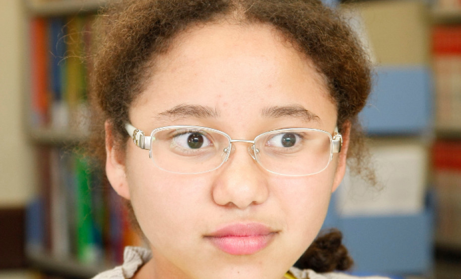 No Paraná alunos terão aulas com novas mesas e carteiras Colégio Estadual Luiz Sebastião Baldo recebe equipamentos novos, cadeiras, mesas e estantes, na foto a aluna Crislaine Vanessa Alves de Abreu. 23-08-13.