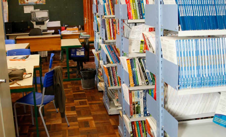 No Paraná alunos terão aulas com novas mesas e carteiras Colégio Estadual Luiz Sebastião Baldo recebe equipamentos novos, cadeiras, mesas e estantes. 23-08-13.