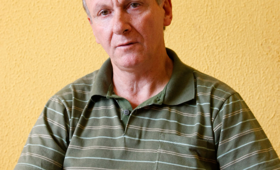 No Paraná alunos terão aulas com novas mesas e carteiras Colégio Estadual Luiz Sebastião Baldo recebe equipamentos novos, cadeiras, mesas e estantes, na foto o diretor Edgar Robelio Sanches. 23-08-13.