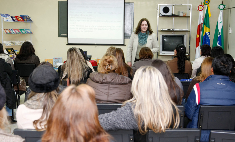 Reunião com secretários municipais sobre alunos que saem das escolas municipais para a rede estadual, no auditório da Secretaria Municipal de Educação de Vitorino. 28-08-13.