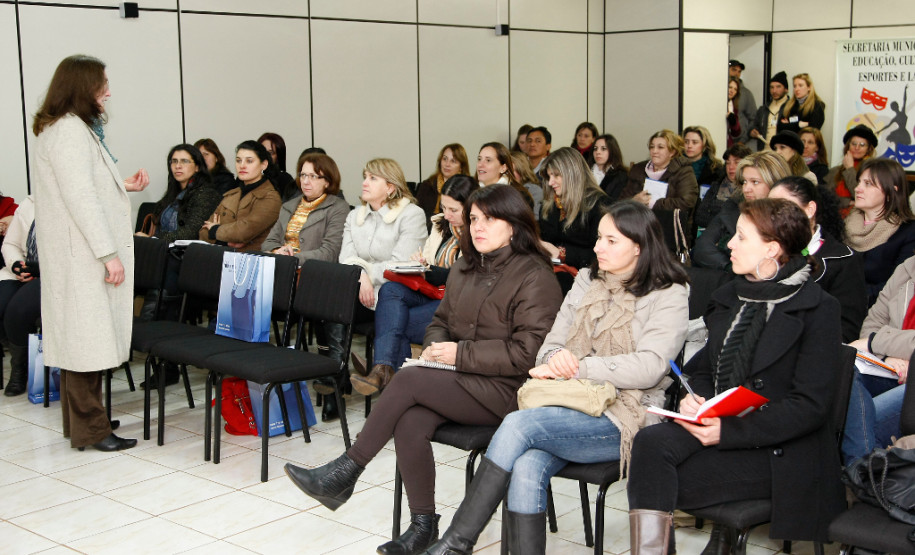 Reunião com secretários municipais sobre alunos que saem das escolas municipais para a rede estadual, no auditório da Secretaria Municipal de Educação de Vitorino. 28-08-13.
