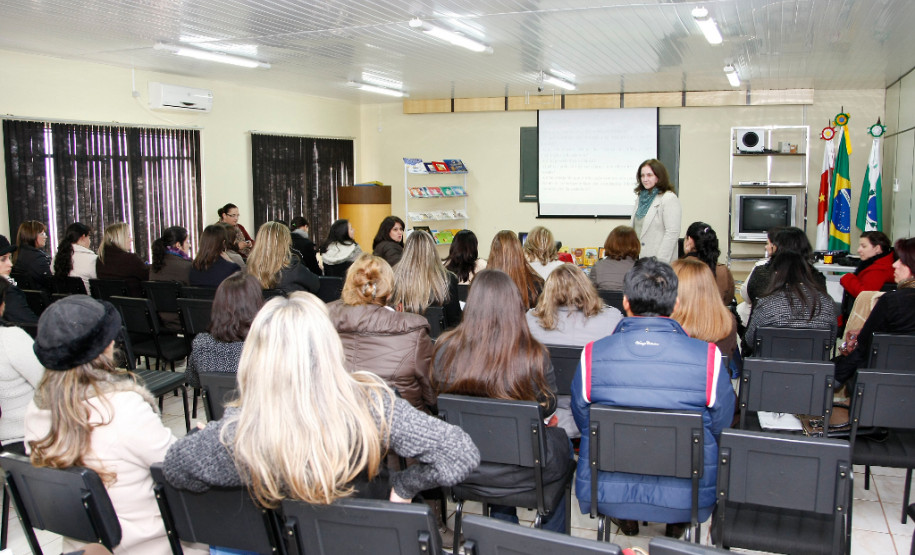 Reunião com secretários municipais sobre alunos que saem das escolas municipais para a rede estadual, no auditório da Secretaria Municipal de Educação de Vitorino. 28-08-13.