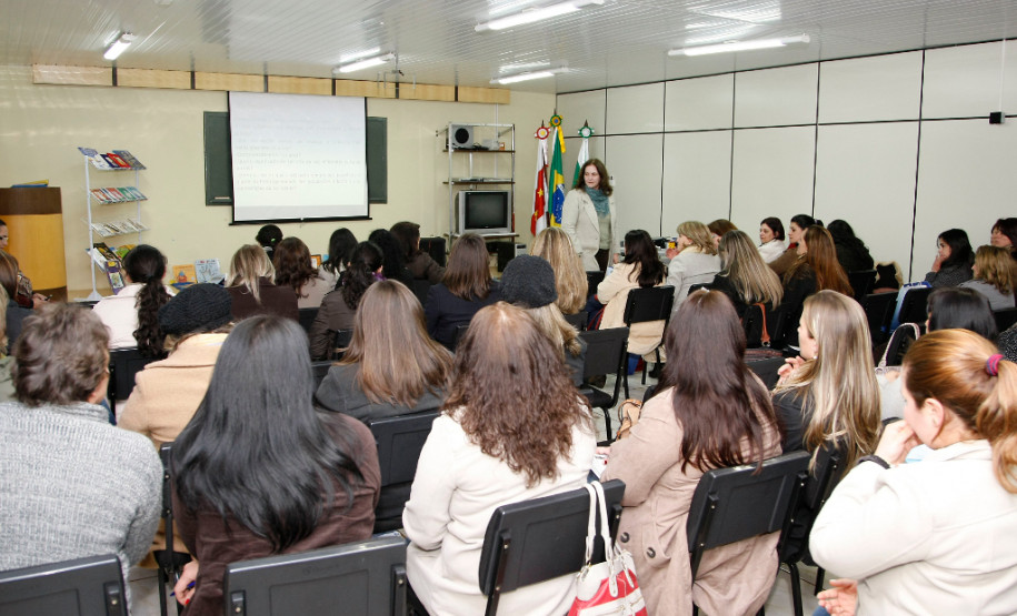 Reunião com secretários municipais sobre alunos que saem das escolas municipais para a rede estadual, no auditório da Secretaria Municipal de Educação de Vitorino. 28-08-13.