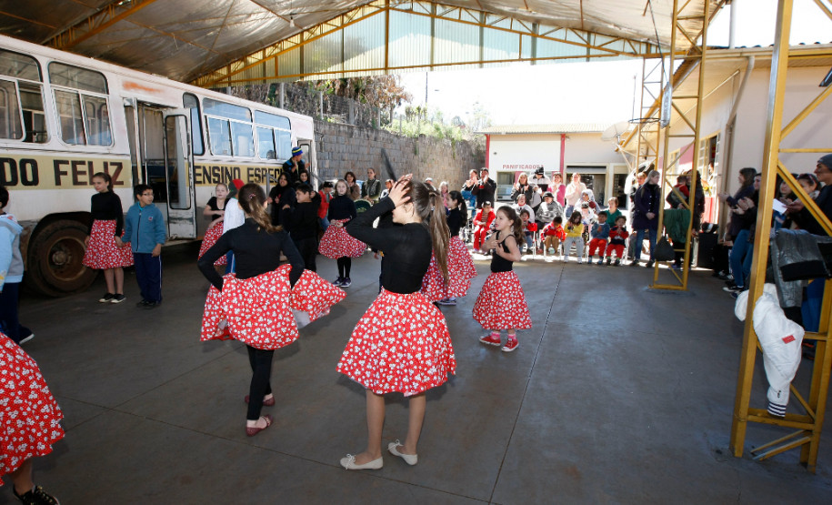 Apae de Coronel Vivida recebe alimentos da agrigultura familiar e tem comemoracoes. 28-08-13. Foto: Hedeson Alves