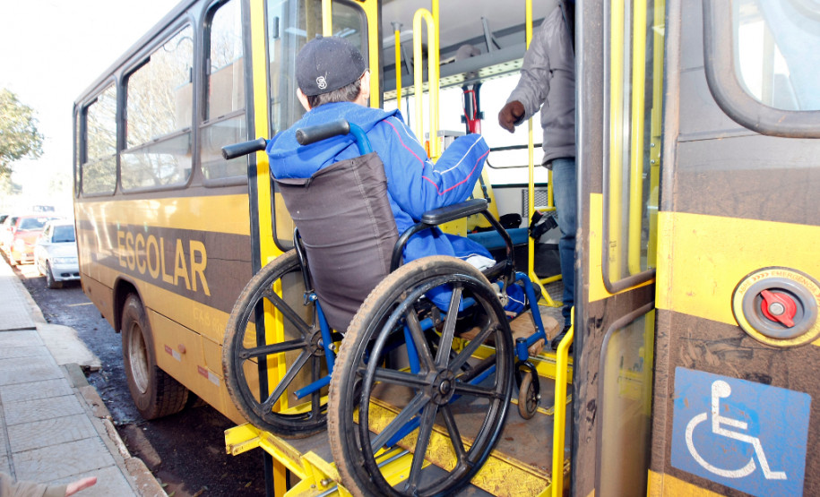Apae de Clevelandia recebe novo ônibus para o transporte dos alunos. 28-08-13.
