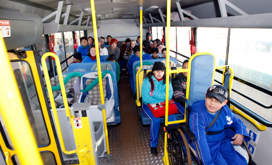 Apae de Clevelandia recebe novo ônibus para o transporte dos alunos. 28-08-13.