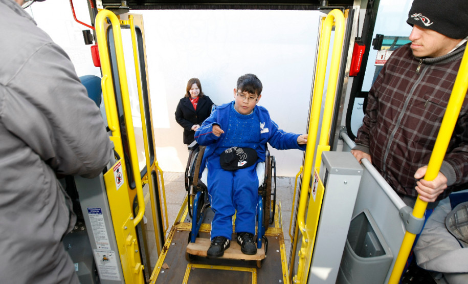 Apae de Clevelandia recebe novo ônibus para o transporte dos alunos. 28-08-13.