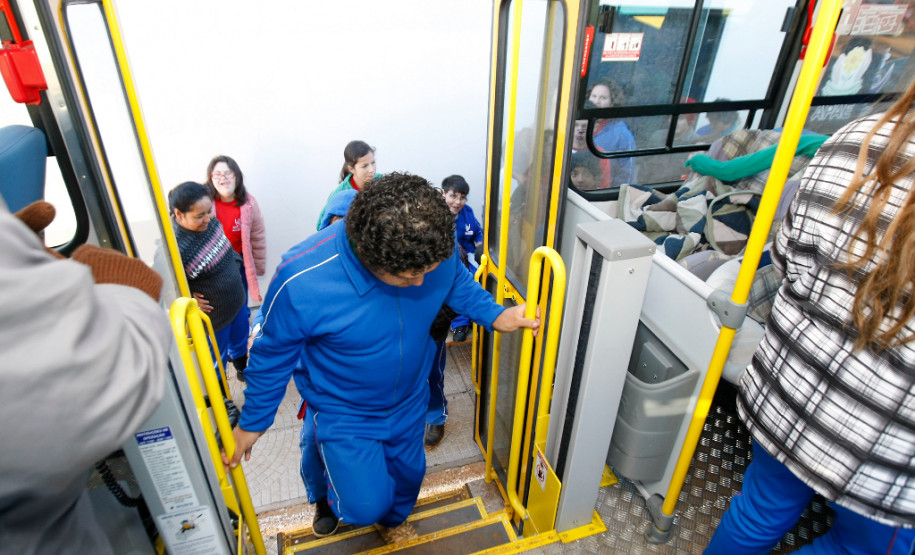 Apae de Clevelandia recebe novo ônibus para o transporte dos alunos. 28-08-13.
