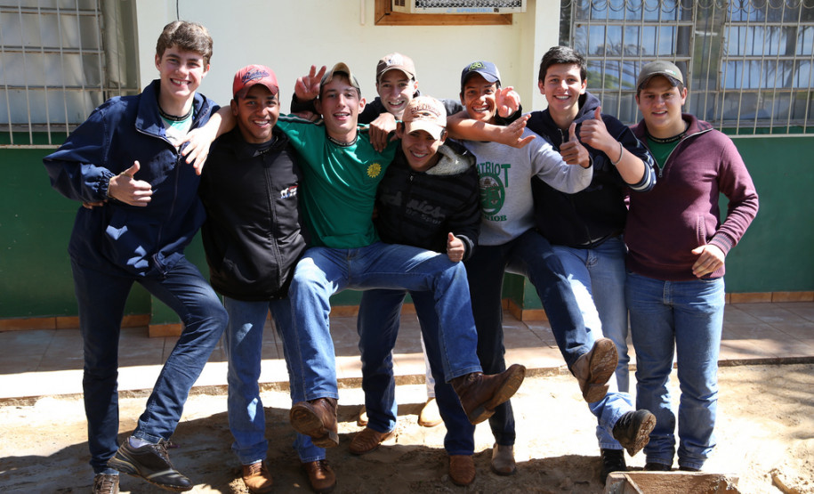 Secretário entrega salas de aula em Campo Mourão Centro Estadual de Educação Profissional de Campo Mourão.<br />
<br />
Veja mais fotos em: <a href=" http://www.flickr.com/photos/flavioarns/sets/72157635287617509/" target="_blank">http://www.flickr.com/photos/flavioarns/</a>