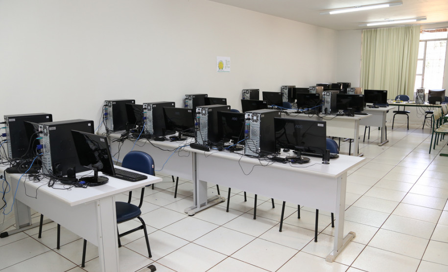 Secretário entrega salas de aula em Campo Mourão Centro Estadual de Educação Profissional de Campo Mourão.<br />
<br />
Veja mais fotos em: <a href=" http://www.flickr.com/photos/flavioarns/sets/72157635287617509/" target="_blank">http://www.flickr.com/photos/flavioarns/</a>