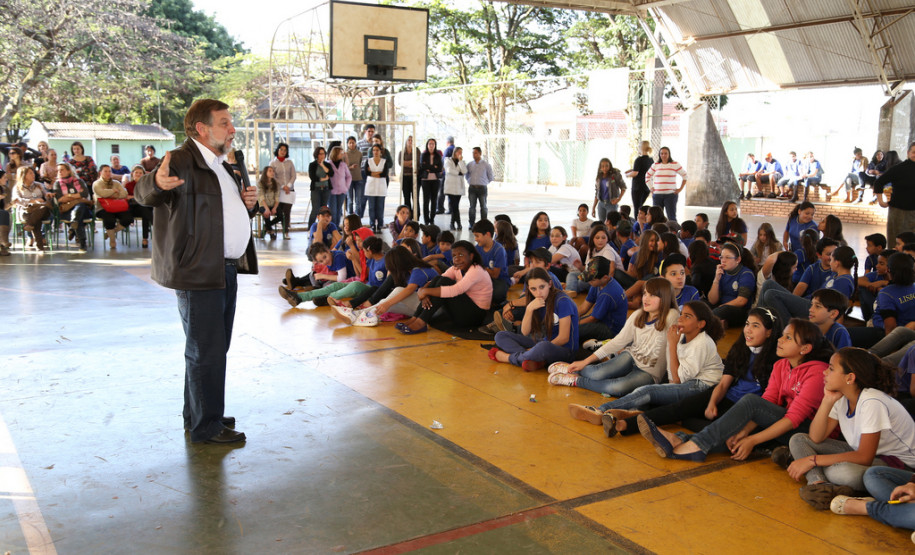 Secretário entrega salas de aula em Campo Mourão Colégio Estadual Antonio Francisco Lisboa.<br />
<br />
Veja mais fotos em: <a href=" http://www.flickr.com/photos/flavioarns/sets/72157635295366596/" target="_blank">http://www.flickr.com/photos/flavioarns/</a>