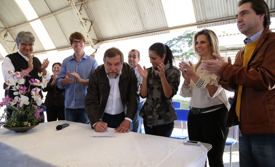 Secretário entrega salas de aula em Campo Mourão Colégio Estadual Antonio Francisco Lisboa.<br />
<br />
Veja mais fotos em: <a href=" http://www.flickr.com/photos/flavioarns/sets/72157635295366596/" target="_blank">http://www.flickr.com/photos/flavioarns/</a>
