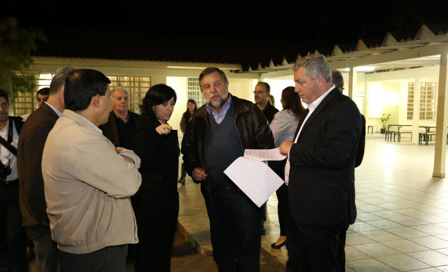 Secretário entrega salas de aula em Campo Mourão Colégio Estadual Dr. Osvaldo Cruz.<br />
<br />
Veja mais fotos em: <a href=" http://www.flickr.com/photos/flavioarns/sets/72157635275643867/" target="_blank">http://www.flickr.com/photos/flavioarns/</a>