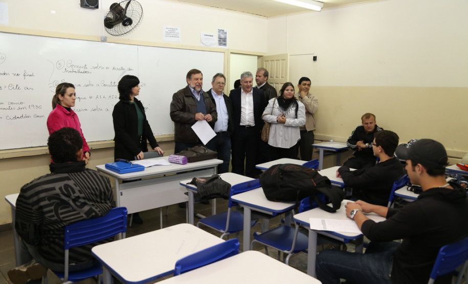 Secretário entrega salas de aula em Campo Mourão Colégio Estadual Dr. Osvaldo Cruz.<br />
<br />
Veja mais fotos em: <a href=" http://www.flickr.com/photos/flavioarns/sets/72157635275643867/" target="_blank">http://www.flickr.com/photos/flavioarns/</a>