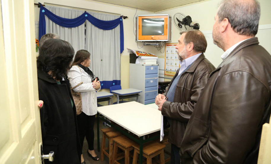 Secretário entrega salas de aula em Campo Mourão Colégio Estadual Dr. Osvaldo Cruz.<br />
<br />
Veja mais fotos em: <a href=" http://www.flickr.com/photos/flavioarns/sets/72157635275643867/" target="_blank">http://www.flickr.com/photos/flavioarns/</a>