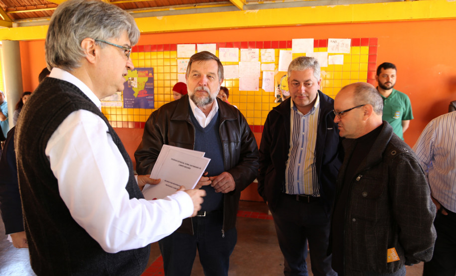 Secretário entrega salas de aula em Campo Mourão Colégio Estadual Professora Ivone Soares Castanharo.<br />
<br />
Veja mais fotos em: <a href=" http://www.flickr.com/photos/flavioarns/sets/72157635295046512/" target="_blank">http://www.flickr.com/photos/flavioarns/</a>