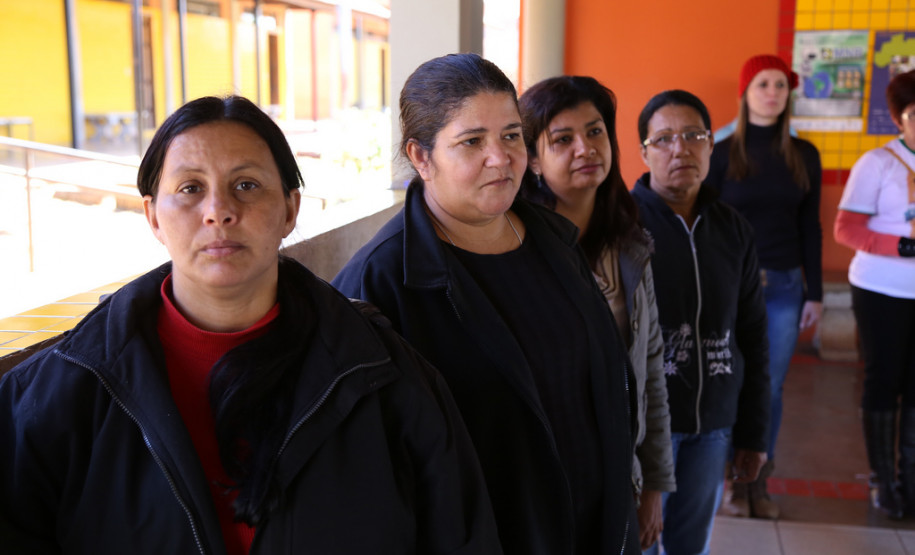 Secretário entrega salas de aula em Campo Mourão Colégio Estadual Professora Ivone Soares Castanharo.<br />
<br />
Veja mais fotos em: <a href=" http://www.flickr.com/photos/flavioarns/sets/72157635295046512/" target="_blank">http://www.flickr.com/photos/flavioarns/</a>