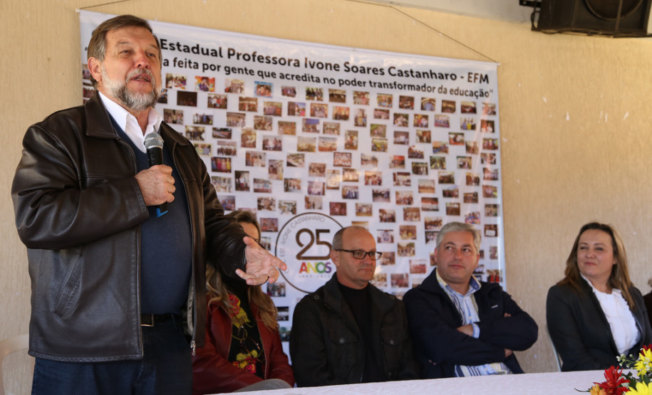 Secretário entrega salas de aula em Campo Mourão Colégio Estadual Professora Ivone Soares Castanharo.<br />
<br />
Veja mais fotos em: <a href=" http://www.flickr.com/photos/flavioarns/sets/72157635295046512/" target="_blank">http://www.flickr.com/photos/flavioarns/</a>