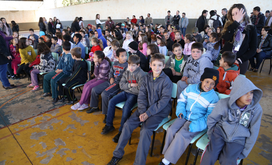 Secretário entrega salas de aula em Campo Mourão Colégio Estadual Professor Jaelson Biacio.<br />
<br />
Veja mais fotos em: <a href=" http://www.flickr.com/photos/flavioarns/sets/72157635287348773/" target="_blank">http://www.flickr.com/photos/flavioarns/</a>