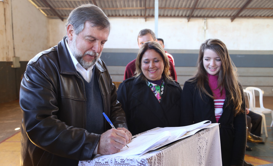 Secretário entrega salas de aula em Campo Mourão Colégio Estadual Professor Jaelson Biacio.<br />
<br />
Veja mais fotos em: <a href=" http://www.flickr.com/photos/flavioarns/sets/72157635287348773/" target="_blank">http://www.flickr.com/photos/flavioarns/</a>
