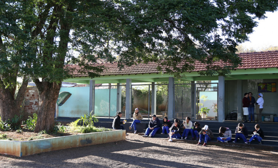 Secretário entrega salas de aula em Campo Mourão Colégio Estadual Vinicius de Moraes.<br />
<br />
Veja mais fotos em: <a href=" http://www.flickr.com/photos/flavioarns/sets/72157635294469734/" target="_blank">http://www.flickr.com/photos/flavioarns/</a>