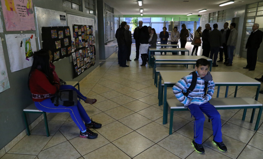 Secretário entrega salas de aula em Campo Mourão Colégio Estadual Vinicius de Moraes.<br />
<br />
Veja mais fotos em: <a href=" http://www.flickr.com/photos/flavioarns/sets/72157635294469734/" target="_blank">http://www.flickr.com/photos/flavioarns/</a>