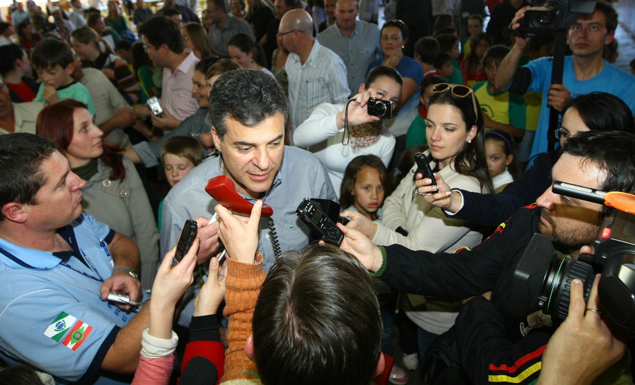 EM SETEMBRO E OUTUBRO HAVERÁ REAJUSTES NA REMUNERAÇÃO DO MAGISTÉRIO ESTADUAL. O governo adiantará a última parcela referente à equiparação salarial dos profissionais da educação em relação aos demais servidores estaduais com nível superior.