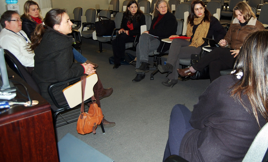Representantes discutiram sobre a ampliação da oferta de cursos de capacitação para gestores, com o objetivo de melhorar a educação paranaense.
