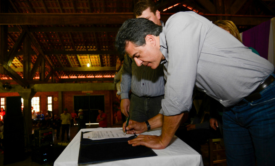 SALGADO FILHO - Governador Beto Richa com o prefeito Alberto Arisi, destaca a fase de conclusão da reforma no Colégio Estadual Padre Anchieta, repassa investimentos para aquisição de tubos de concreto para obras de combate à erosão, para compra de calcário e óleo diesel, assina junto com a Caixa Econômica Federal convênio para reforma e melhoria nas casas de 20 famílias da área rural, entre outros anúncios e investimentos. Salgado Filho, 29/08/2013.