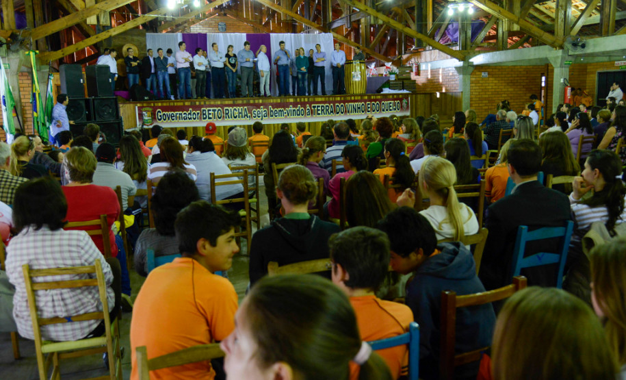 SALGADO FILHO - Governador Beto Richa com o prefeito Alberto Arisi, destaca a fase de conclusão da reforma no Colégio Estadual Padre Anchieta, repassa investimentos para aquisição de tubos de concreto para obras de combate à erosão, para compra de calcário e óleo diesel, assina junto com a Caixa Econômica Federal convênio para reforma e melhoria nas casas de 20 famílias da área rural, entre outros anúncios e investimentos. Salgado Filho, 29/08/2013.