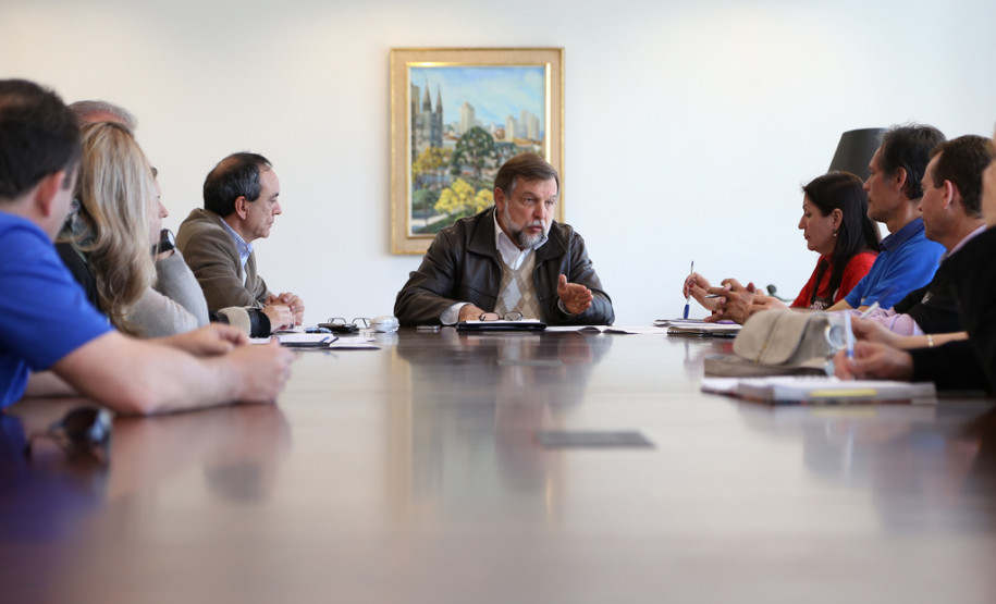 O secretário da Educação e vice-governador, Flávio Arns, recebeu nesta sexta-feira (30), no Palácio Iguaçu, representantes dos profissionais da educação do Paraná .<br />
<br />
Veja mais fotos em: <a href=" http://www.flickr.com/photos/flavioarns/sets/72157635297337323/" target="_blank"> http://www.flickr.com/photos/flavioarns/</a>