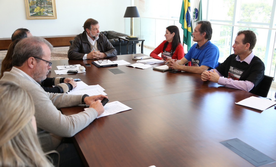 O secretário da Educação e vice-governador, Flávio Arns, recebeu nesta sexta-feira (30), no Palácio Iguaçu, representantes dos profissionais da educação do Paraná .<br />
<br />
Veja mais fotos em: <a href=" http://www.flickr.com/photos/flavioarns/sets/72157635297337323/" target="_blank"> http://www.flickr.com/photos/flavioarns/</a>