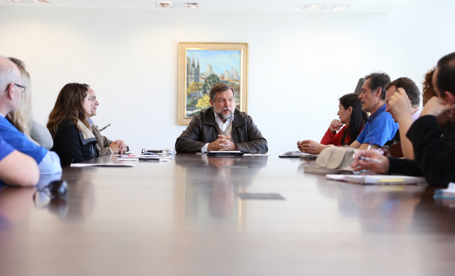 O secretário da Educação e vice-governador, Flávio Arns, recebeu nesta sexta-feira (30), no Palácio Iguaçu, representantes dos profissionais da educação do Paraná .<br />
<br />
Veja mais fotos em: <a href=" http://www.flickr.com/photos/flavioarns/sets/72157635297337323/" target="_blank"> http://www.flickr.com/photos/flavioarns/</a>