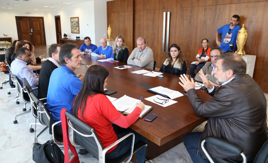 O secretário da Educação e vice-governador, Flávio Arns, recebeu nesta sexta-feira (30), no Palácio Iguaçu, representantes dos profissionais da educação do Paraná .<br />
<br />
Veja mais fotos em: <a href=" http://www.flickr.com/photos/flavioarns/sets/72157635297337323/" target="_blank"> http://www.flickr.com/photos/flavioarns/</a>