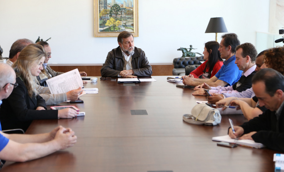 O secretário da Educação e vice-governador, Flávio Arns, recebeu nesta sexta-feira (30), no Palácio Iguaçu, representantes dos profissionais da educação do Paraná .<br />
<br />
Veja mais fotos em: <a href=" http://www.flickr.com/photos/flavioarns/sets/72157635297337323/" target="_blank"> http://www.flickr.com/photos/flavioarns/</a>