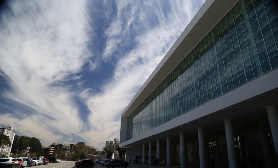 O secretário da Educação e vice-governador, Flávio Arns, recebeu nesta sexta-feira (30), no Palácio Iguaçu, representantes dos profissionais da educação do Paraná .<br />
<br />
Veja mais fotos em: <a href=" http://www.flickr.com/photos/flavioarns/sets/72157635297337323/" target="_blank"> http://www.flickr.com/photos/flavioarns/</a>