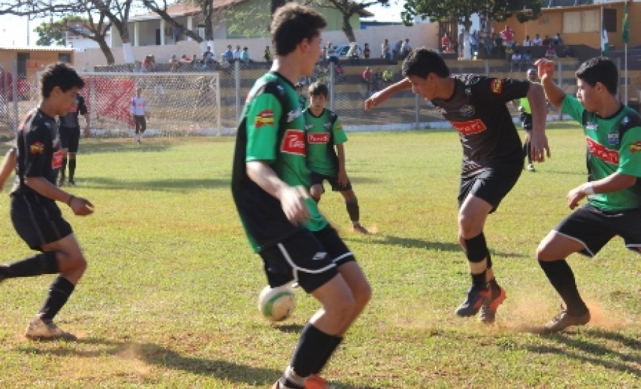 As primeiras fases regionais dos Jogos Escolares do Paraná Bom de Bola aconteceram no último final de semana e definiram os primeiros campeões que seguem na competição para as macrorregionais.