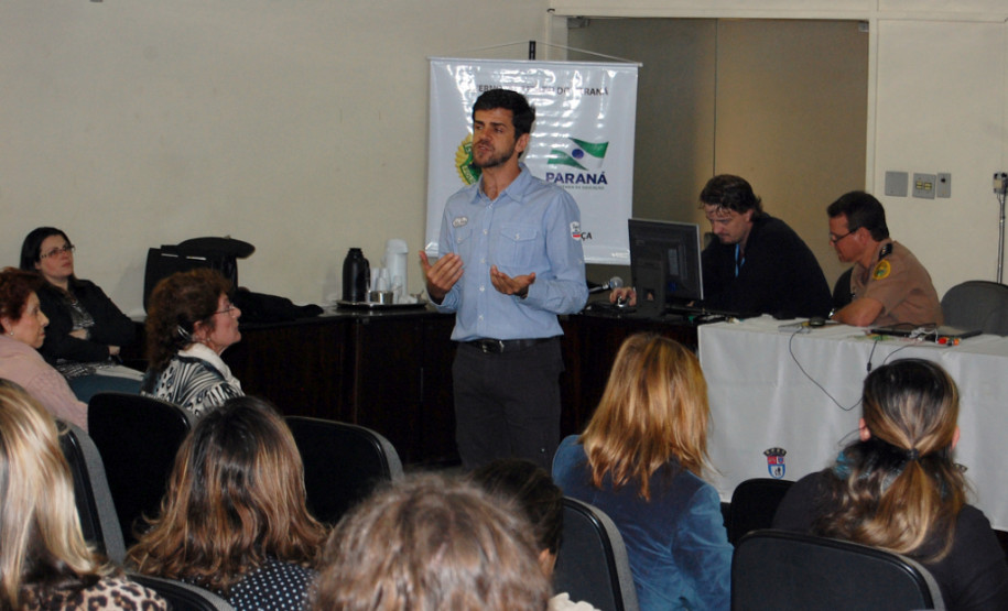 Funcionários da Secretaria de Educação, diretores e pedagogos participam de palestra sobre mediação de conflitos em Curitiba.