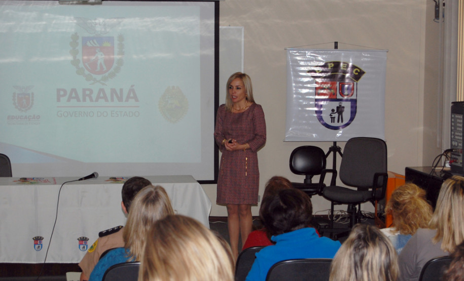 Funcionários da Secretaria de Educação, diretores e pedagogos participam de palestra sobre mediação de conflitos em Curitiba.